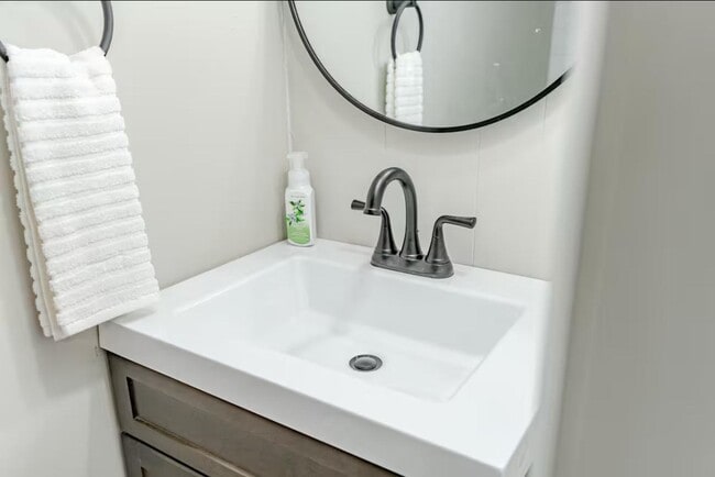 Building Photo - 906 North Main Street