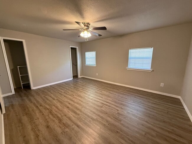 Building Photo - 4 Bedroom, Vinyl Flooring House, Large Yar...