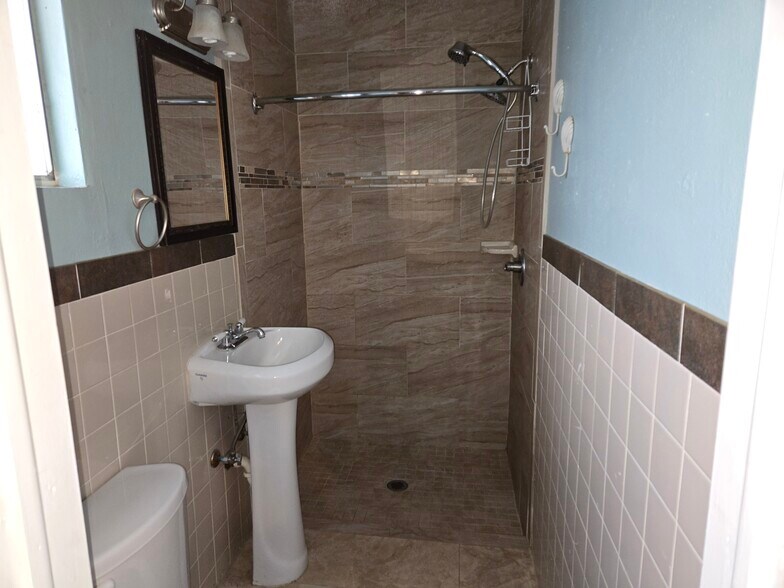 Master Bath - 101 E Florida St