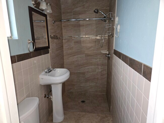 Master Bath - 101 E Florida St