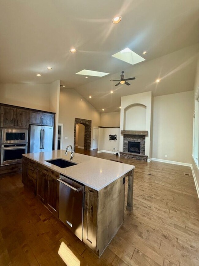 Building Photo - Luxury Home in Stonegate with Community Pool!