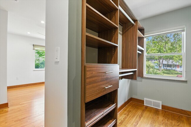 Building Photo - 712 Collegewood St