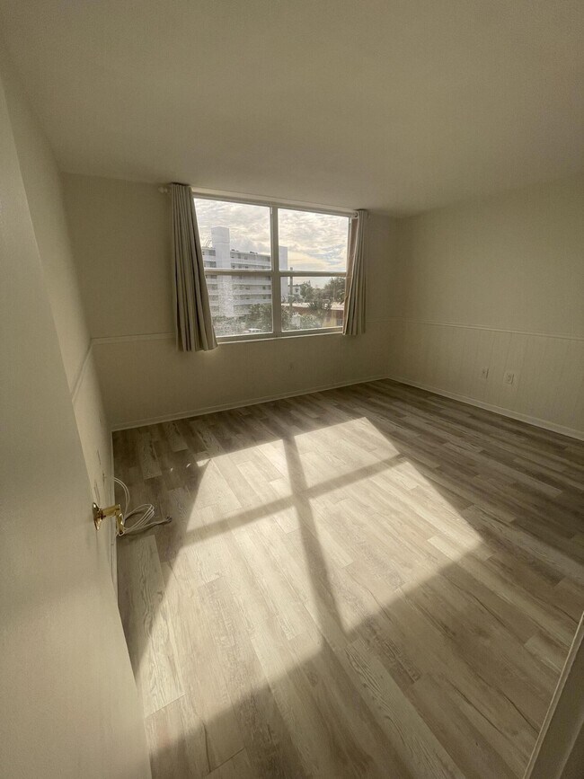 Building Photo - 301 Croton Ave