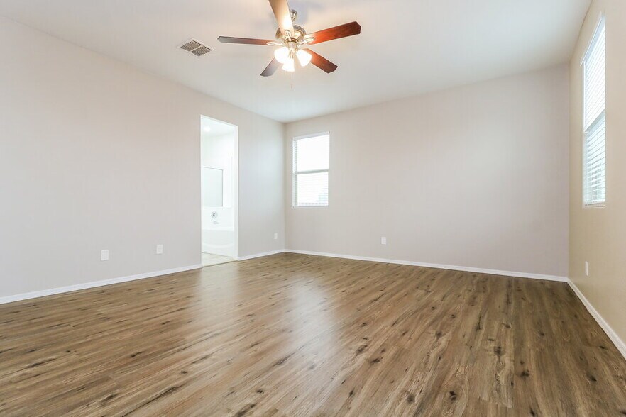 Building Photo - 7106 W Winslow Ave