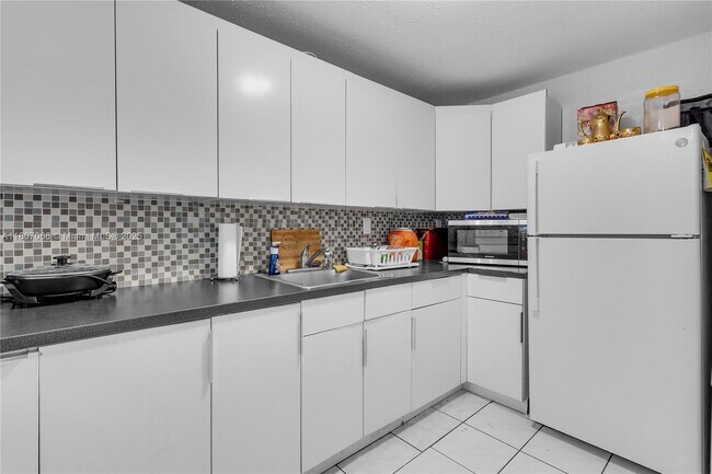 Building Photo - 10000 NW 80th Ct