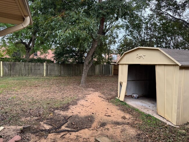 Building Photo - 3/2 Fenced Yard Covered Parking