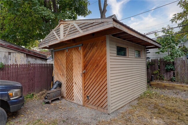 Building Photo - 413 Caroline St