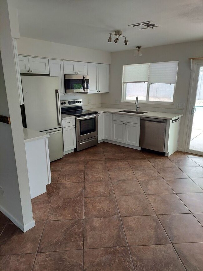 Building Photo - 2 bedroom, 1 bath with pool