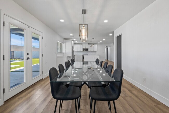 Building Photo - 2166 E Greenway Dr