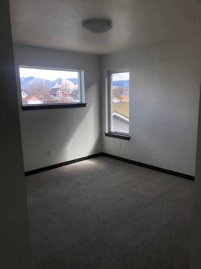 Building Photo - Beautiful  new 3 bedroom 1 bath and 1/2 in...