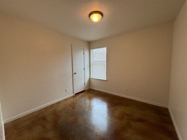 Building Photo - 107 Kings Ct