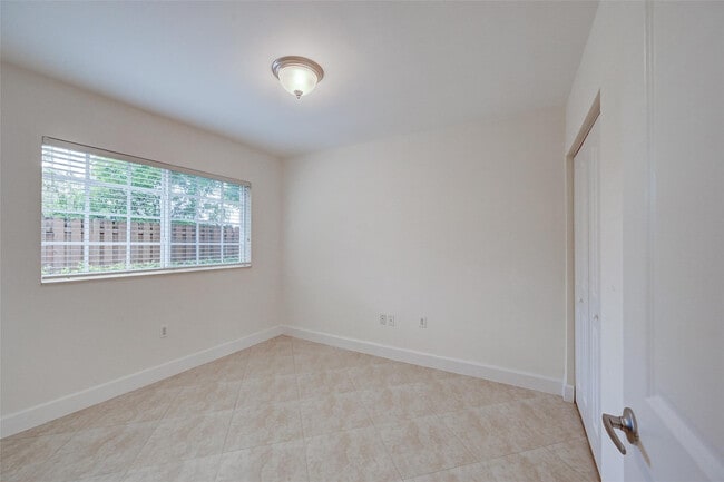 Building Photo - 410 SW 15th St