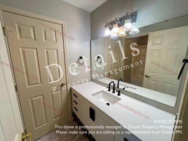 Building Photo - 3 BR bedroom Silverdale Townhouse