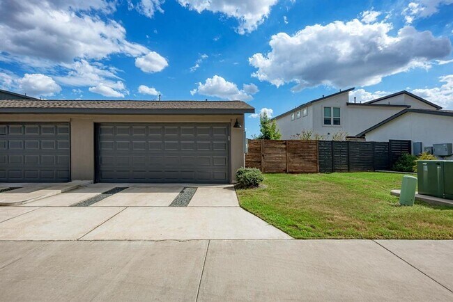 Building Photo - 5408a Baythorne Dr