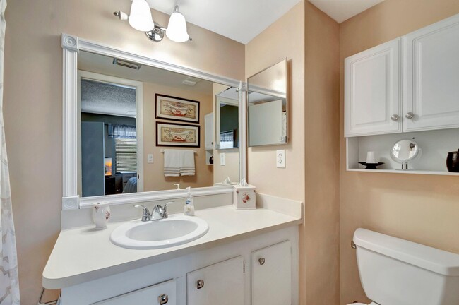 Building Photo - 7202 Golf Colony Ct