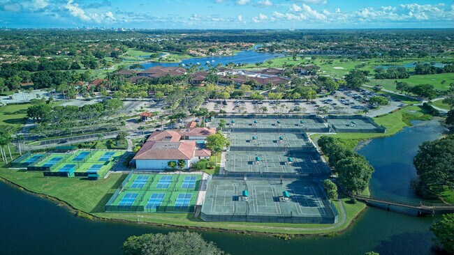 Building Photo - 829 Club Dr