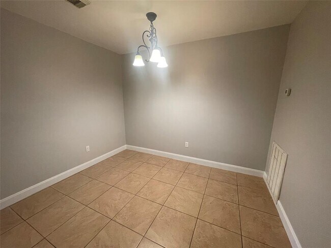 Building Photo - 1051 Sierra Shadows Dr