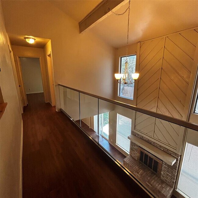 Building Photo - 3901 Knollwood Dr