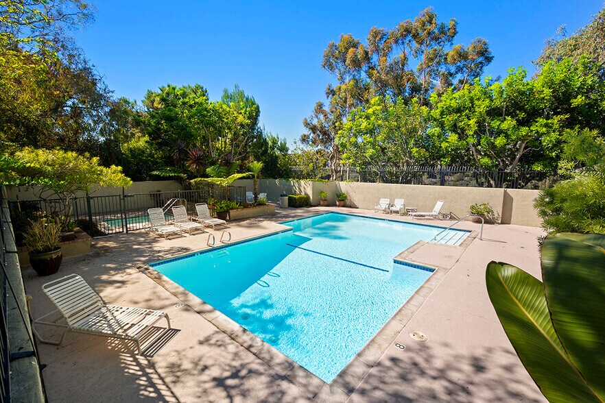 Building Photo - 3216 Caminito Eastbluff