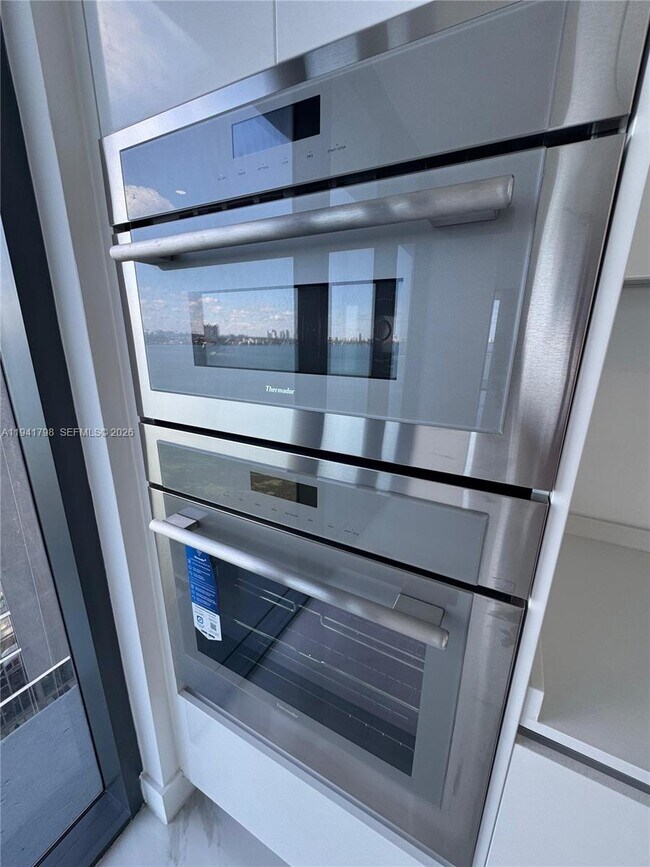 Building Photo - 700 NE 24th St