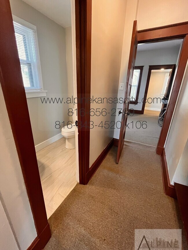 Building Photo - Cute HOUSE in Gillham Plaza, Gated Off Street Parking!