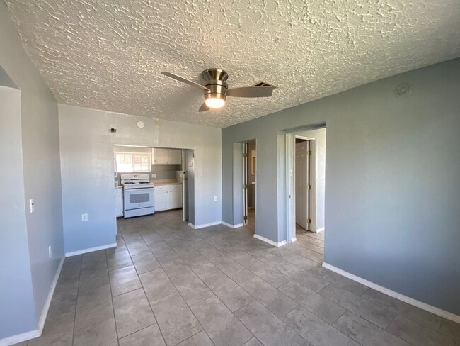 Building Photo - 2 bedroom, 1 bath Home!
