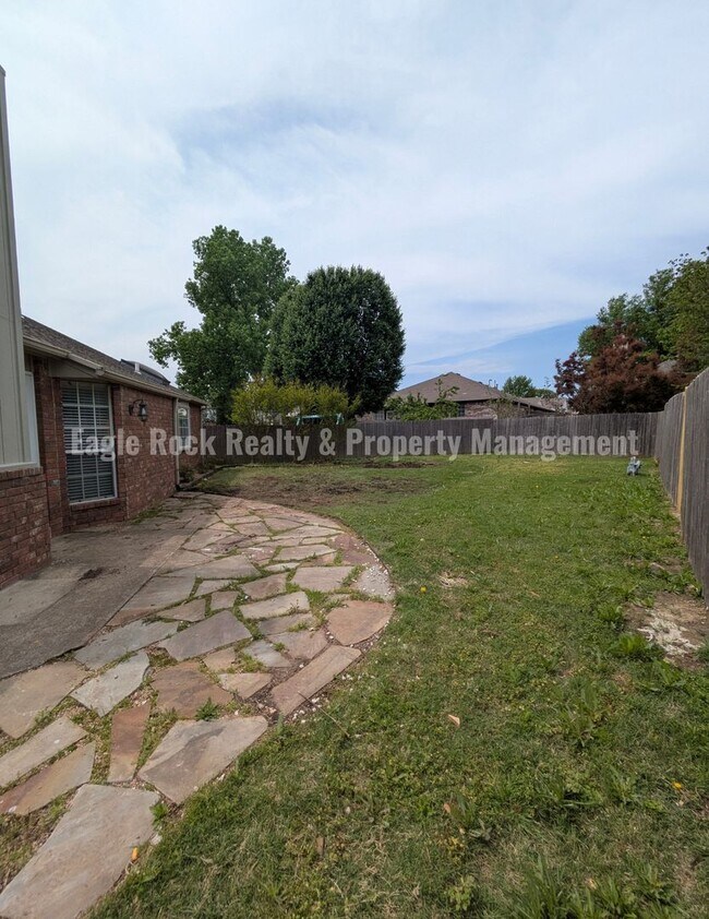 Building Photo - 1304 N Umbrella Ave