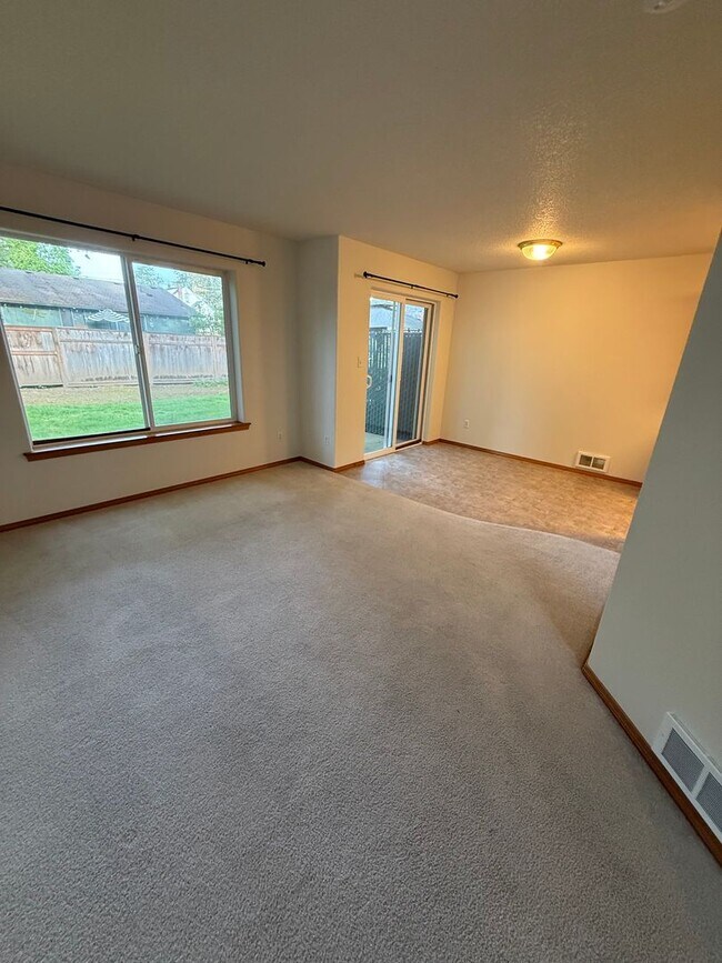 Building Photo - Great Condo next to a beautiful park!