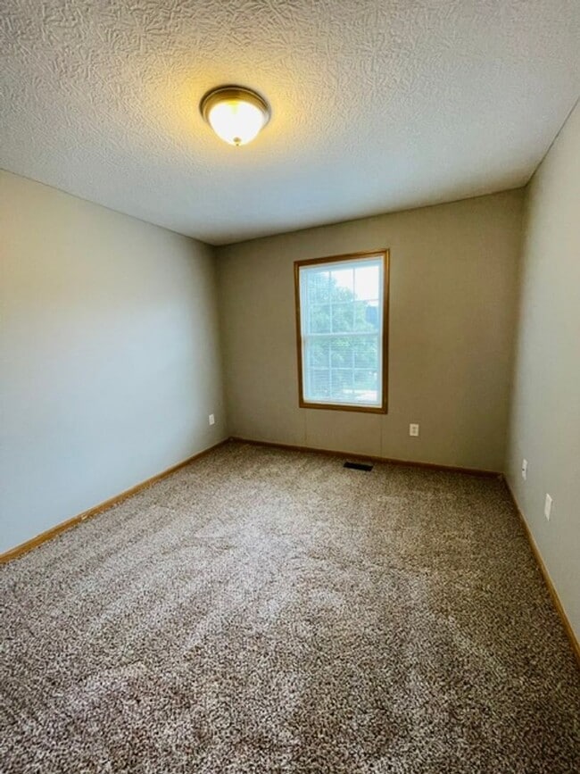 Building Photo - 8575 Fernbrook Dr