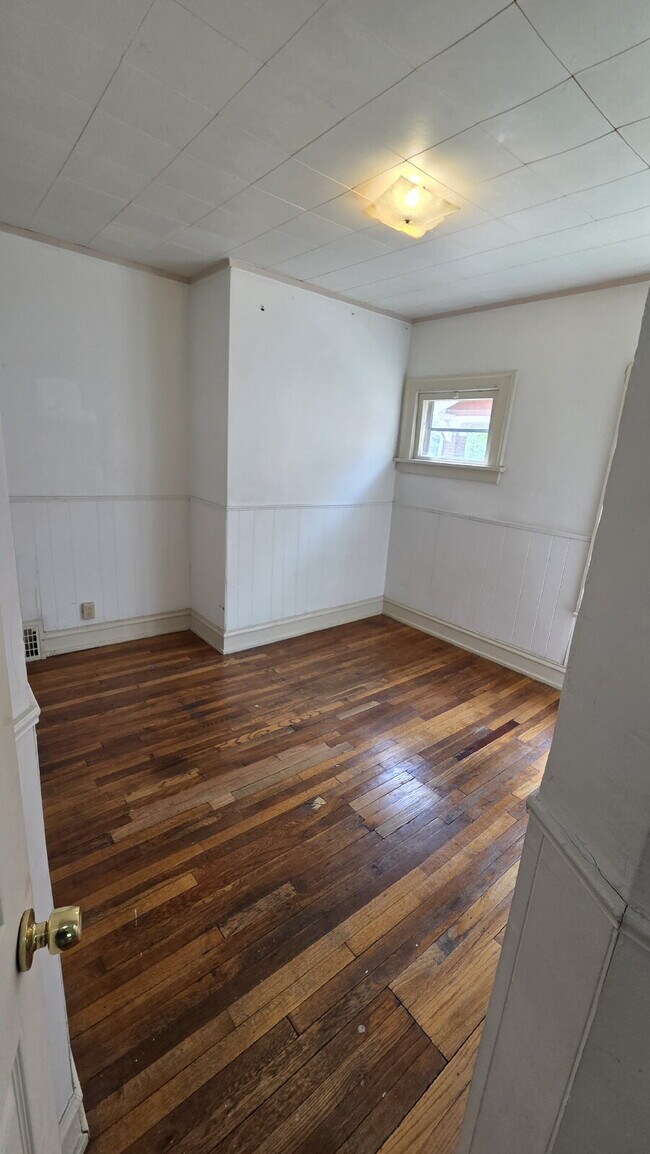 Building Photo - "Spacious 2 Bed in Cleveland Heights !"