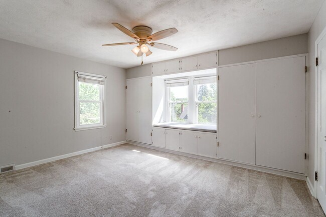 Building Photo - A Home With Character Walking Distance To ...