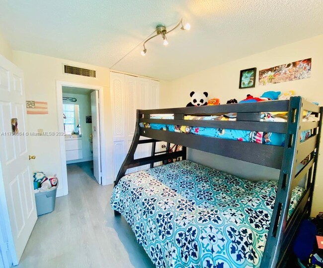Building Photo - 3475 N Country Club Dr