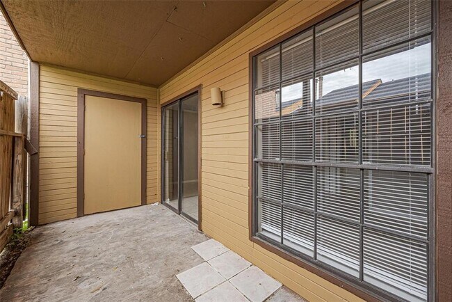 Building Photo - 9090 S Braeswood Blvd