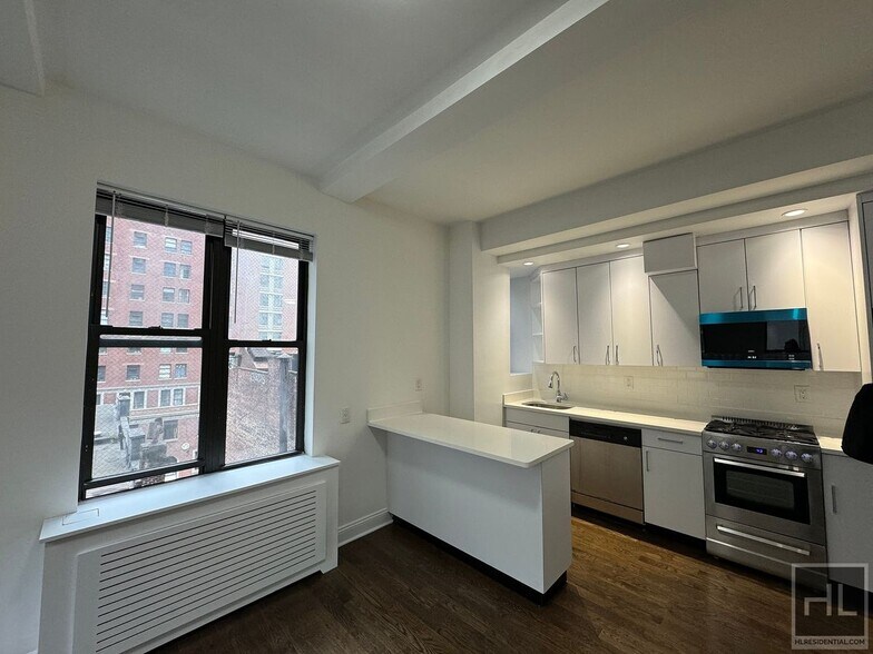 Primary Photo - EAST 46 STREET