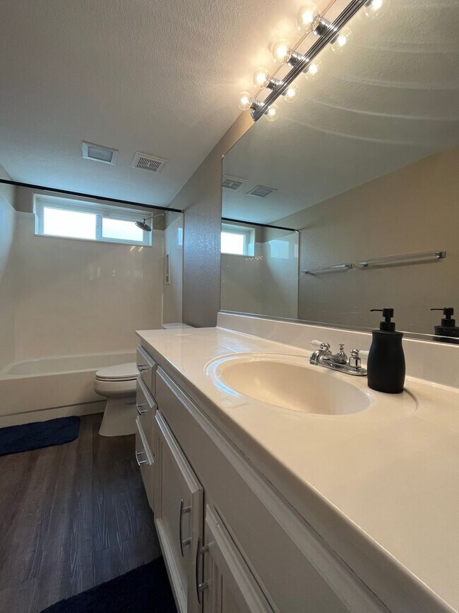 Building Photo - 4 Bedroom Home Near N McQueen Rd and E Cha...
