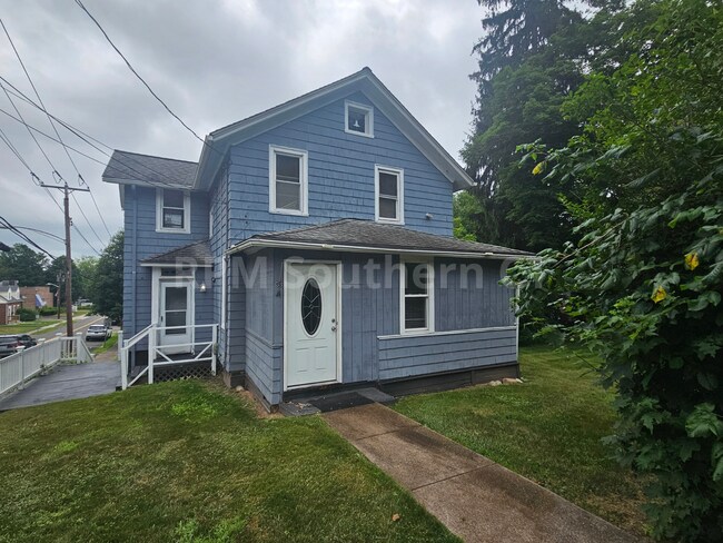 Building Photo - 33 Evergreen Ave