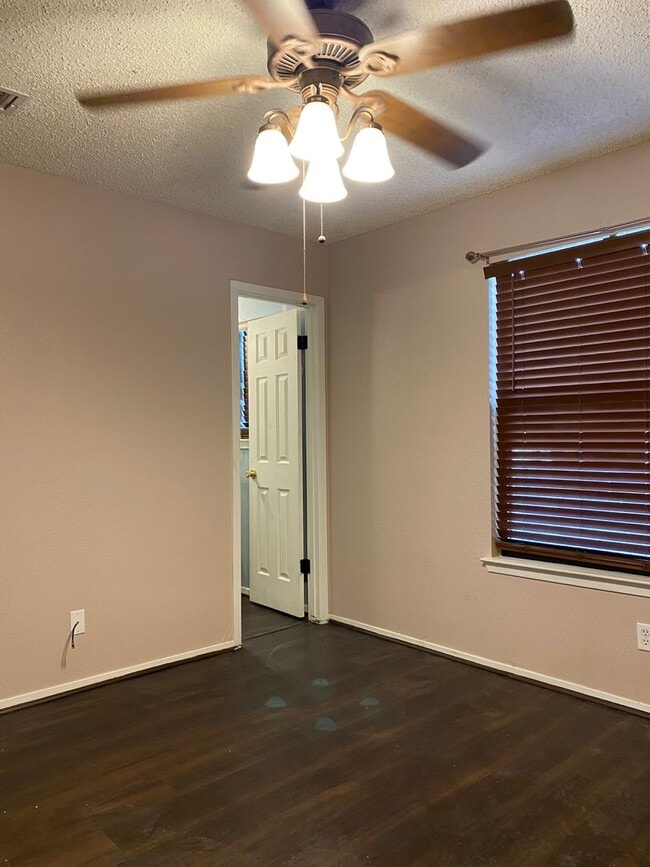 Building Photo - SPACIOUS 3 bedroom 2 bath Townhome COMING SOON!