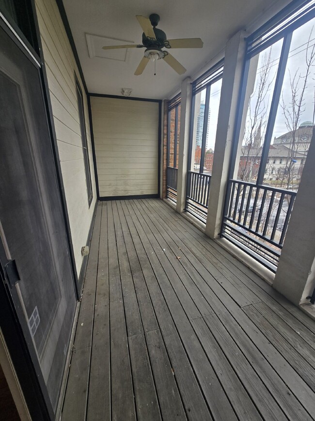 Building Photo - " Reduced! Chic 2-Bed, 2-Bath Condo with G...