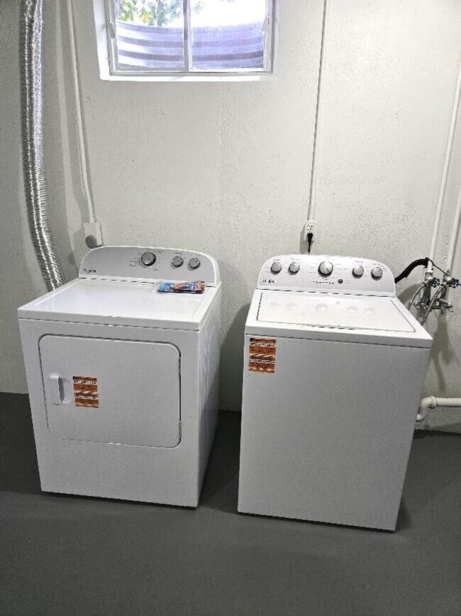 Building Photo - All like NEW Inside ! Great walk & bike scores - Large fenced backyard !