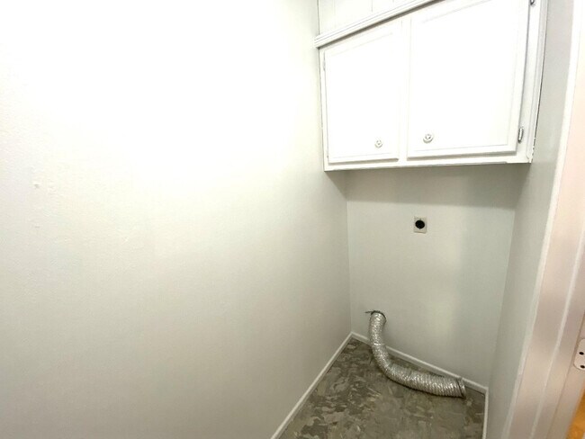 Building Photo - 9818 Jordan Ave
