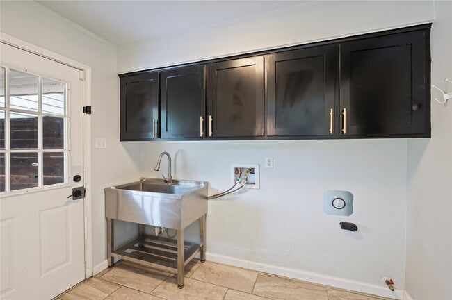 Building Photo - 4034 Shady Springs Dr