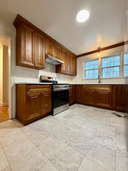 Building Photo - 134 Hull St