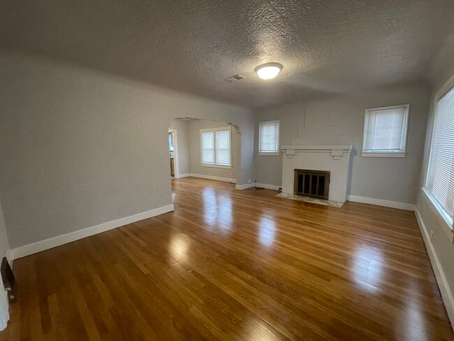 Building Photo - 405 Vassar Dr SE
