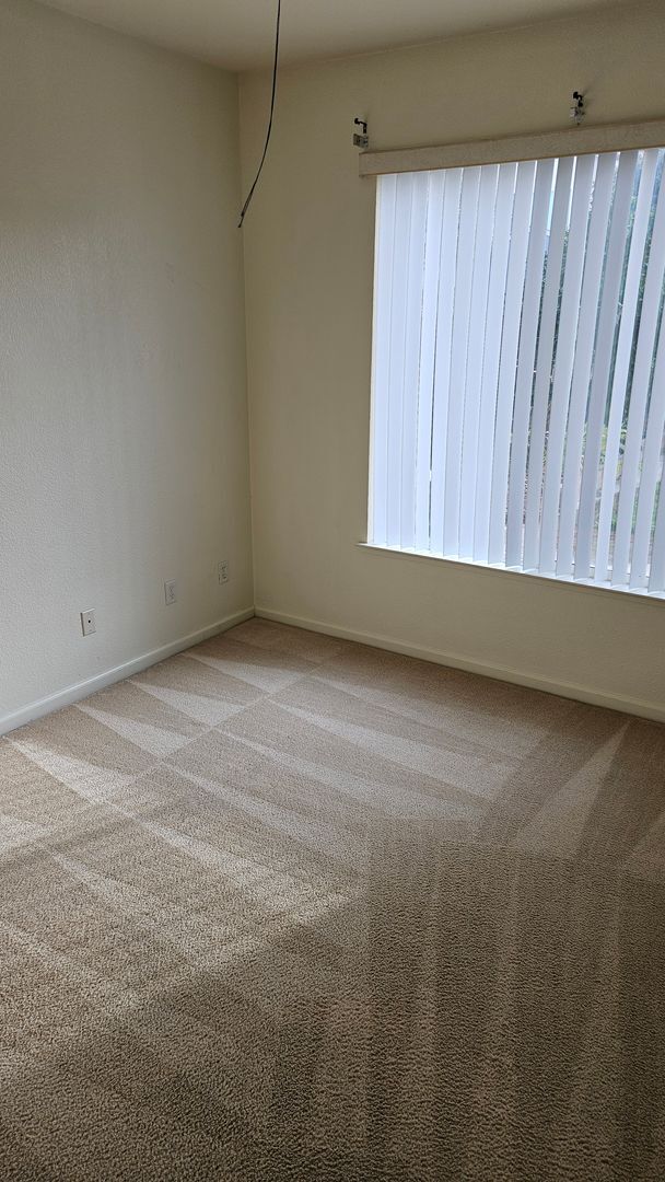 Building Photo - Large Six bedroom home for rent.