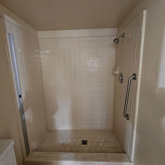 Building Photo - 3 bedroom corner unit for rent