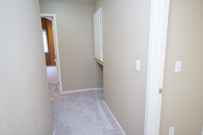 Building Photo - 1394 E Holly St