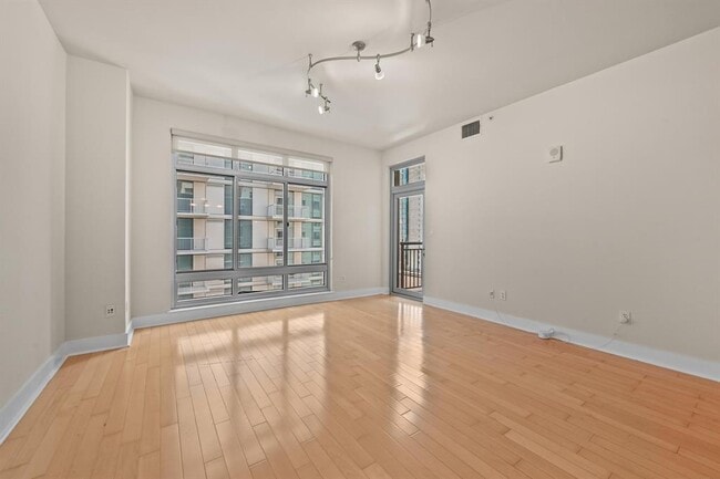 Building Photo - 603 Davis St