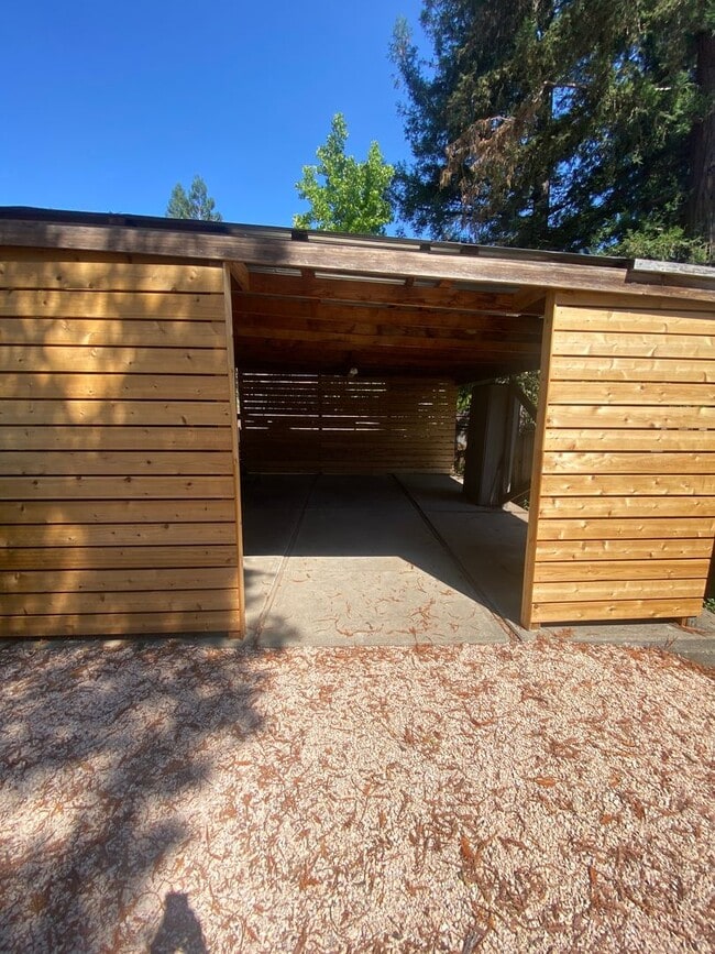 Building Photo - Charming 2 bedroom, 1 bathroom house with ...