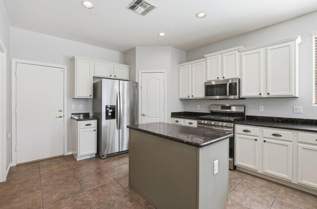 Building Photo - 3565 E Vaughn Ct