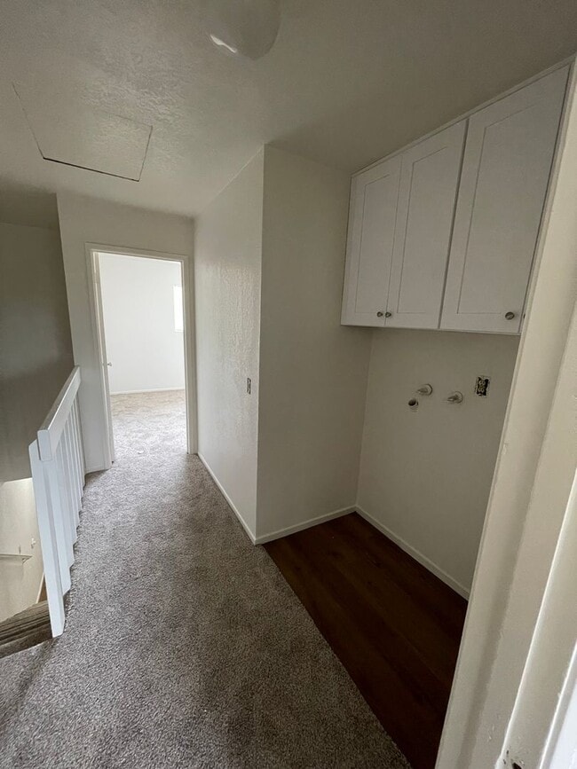 Building Photo - Charming Townhouse (2 Bed / 1.5 Bath)